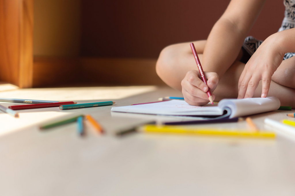 Как научить ребенка правильно держать ручку и карандаш?