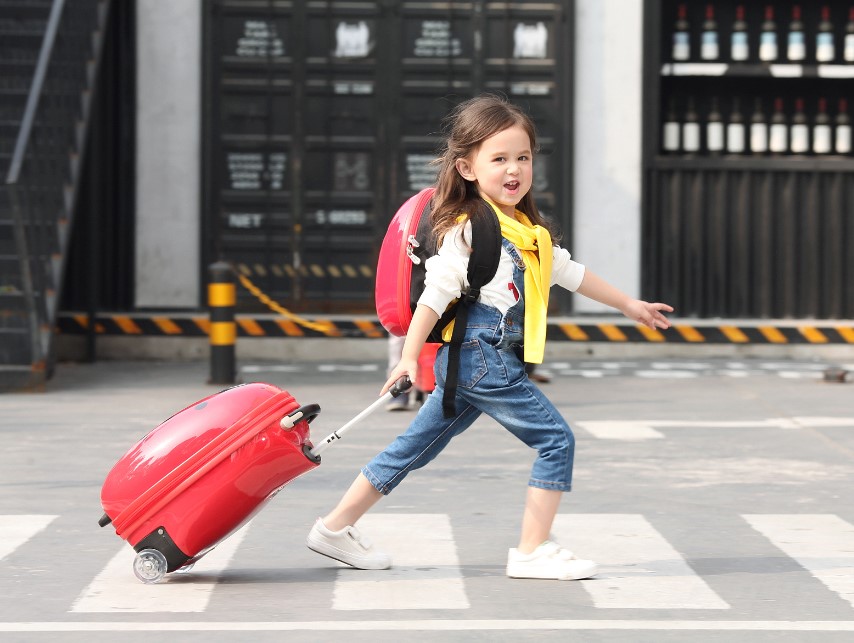 Ребенок с чемоданом