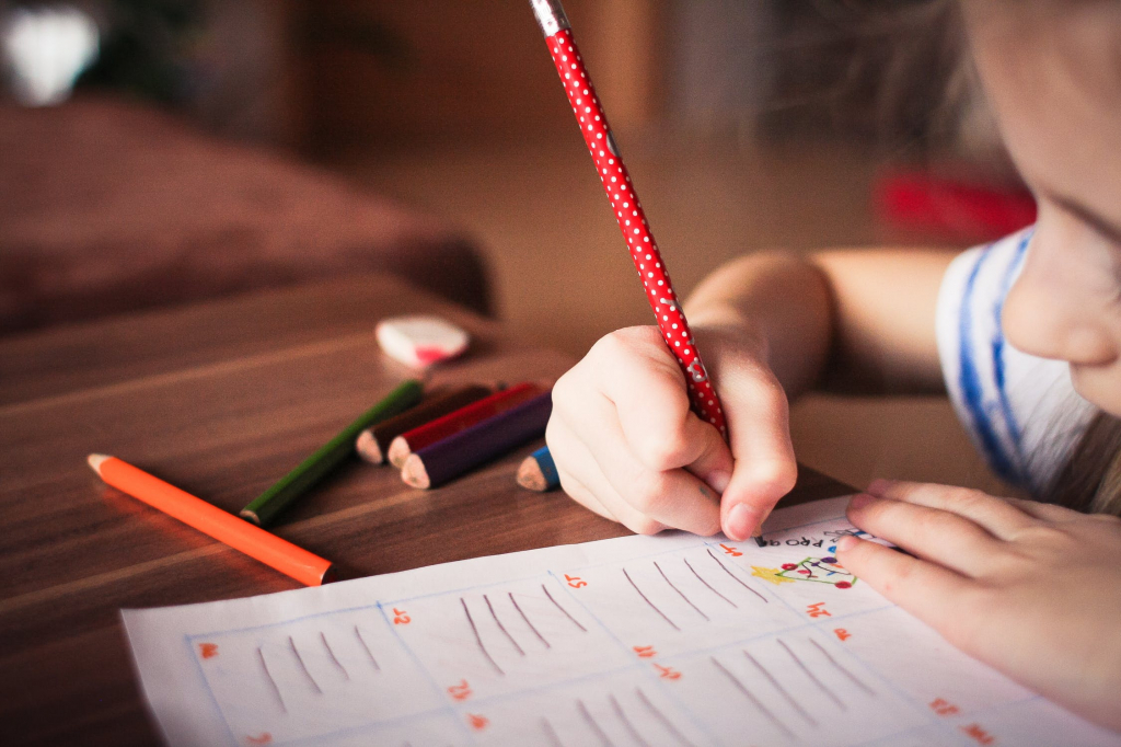 Как научить ребенка правильно держать карандаш?