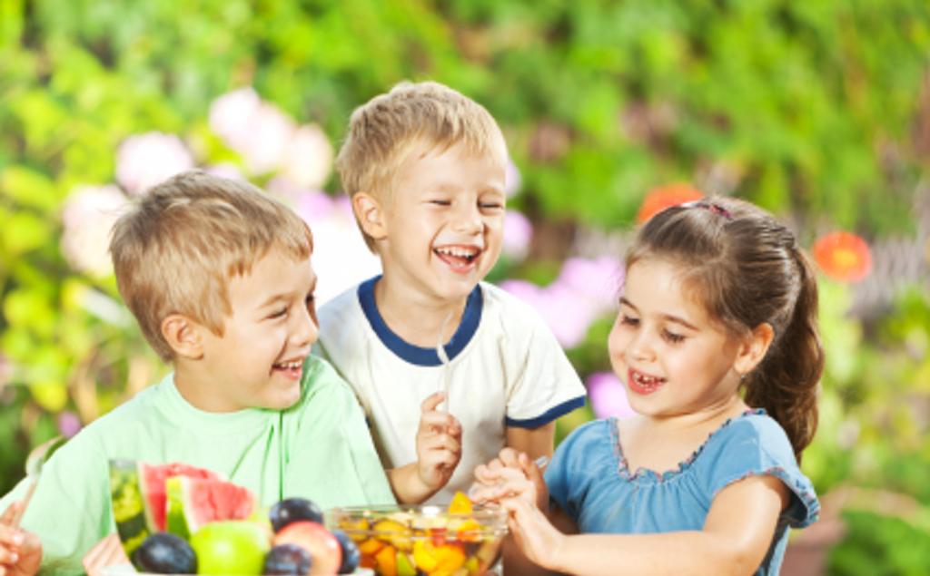 Как поднять иммунитет ребенку в домашних условиях Happy-Kids-Eating.png
